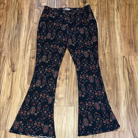 SO women’s large 12 14 leggings pants flare Black Floral print pull on high rise - Picture 1 of 7